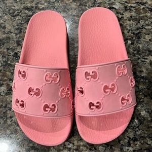 Pink rubber Gucci slides